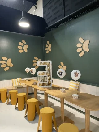 Salle d'anniversaire décorée avec pattes murales chez Puppy Corner