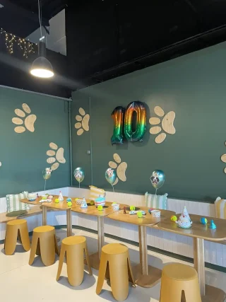 Table décorée pour un anniversaire canin avec ballons chez Puppy Corner